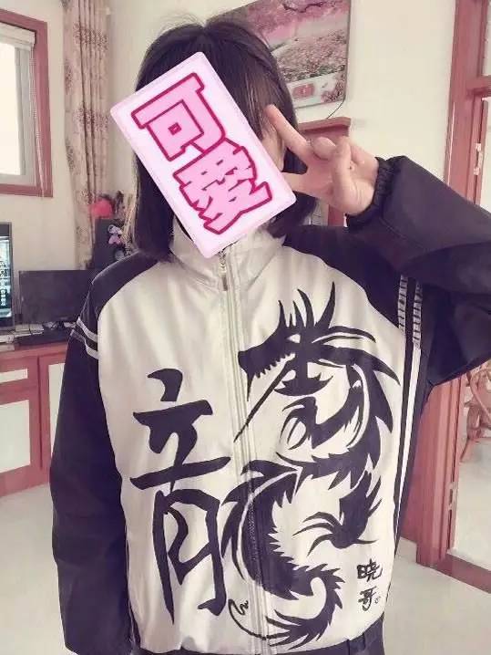 画在校服上的龙图片