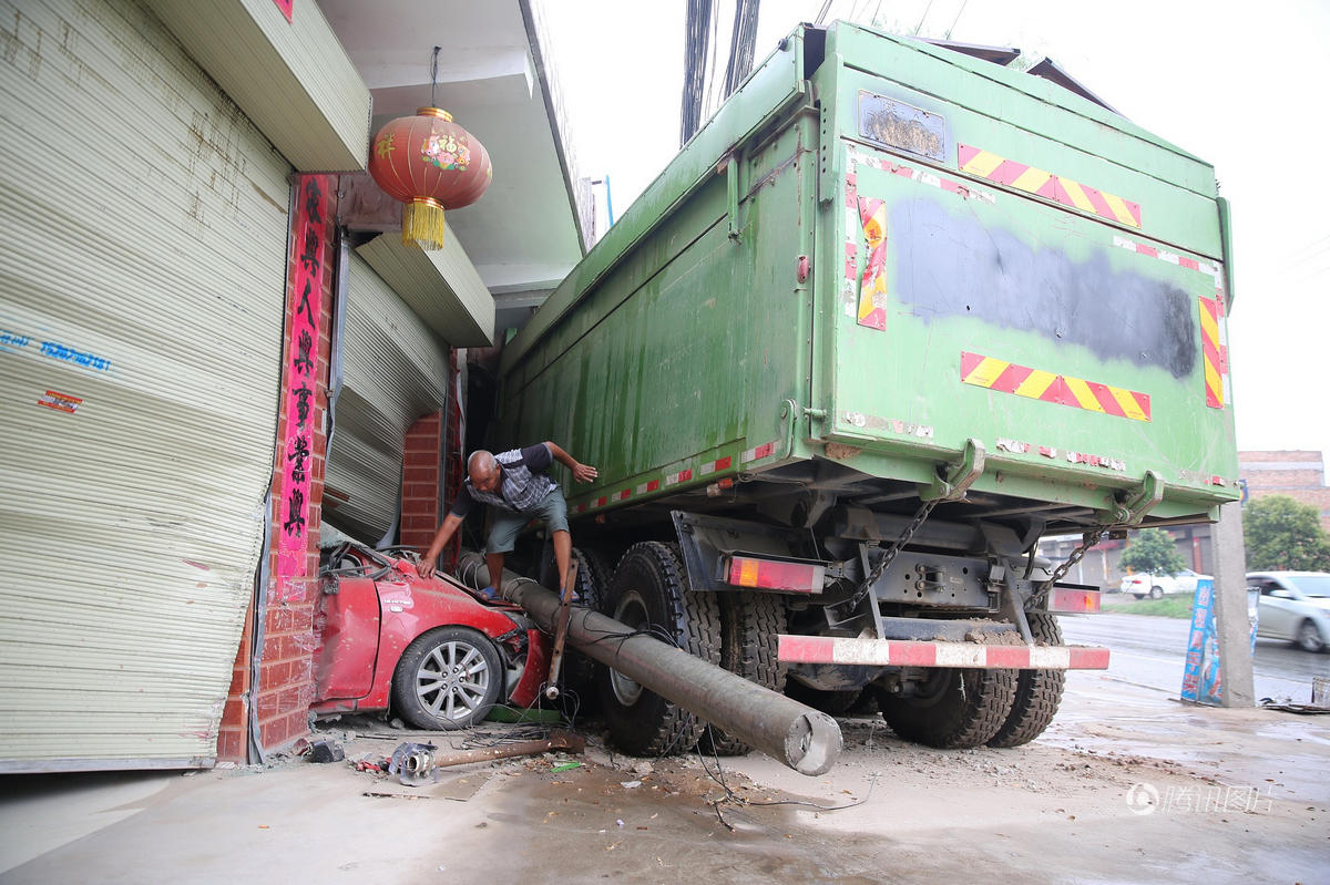 西安渣土车事故图片