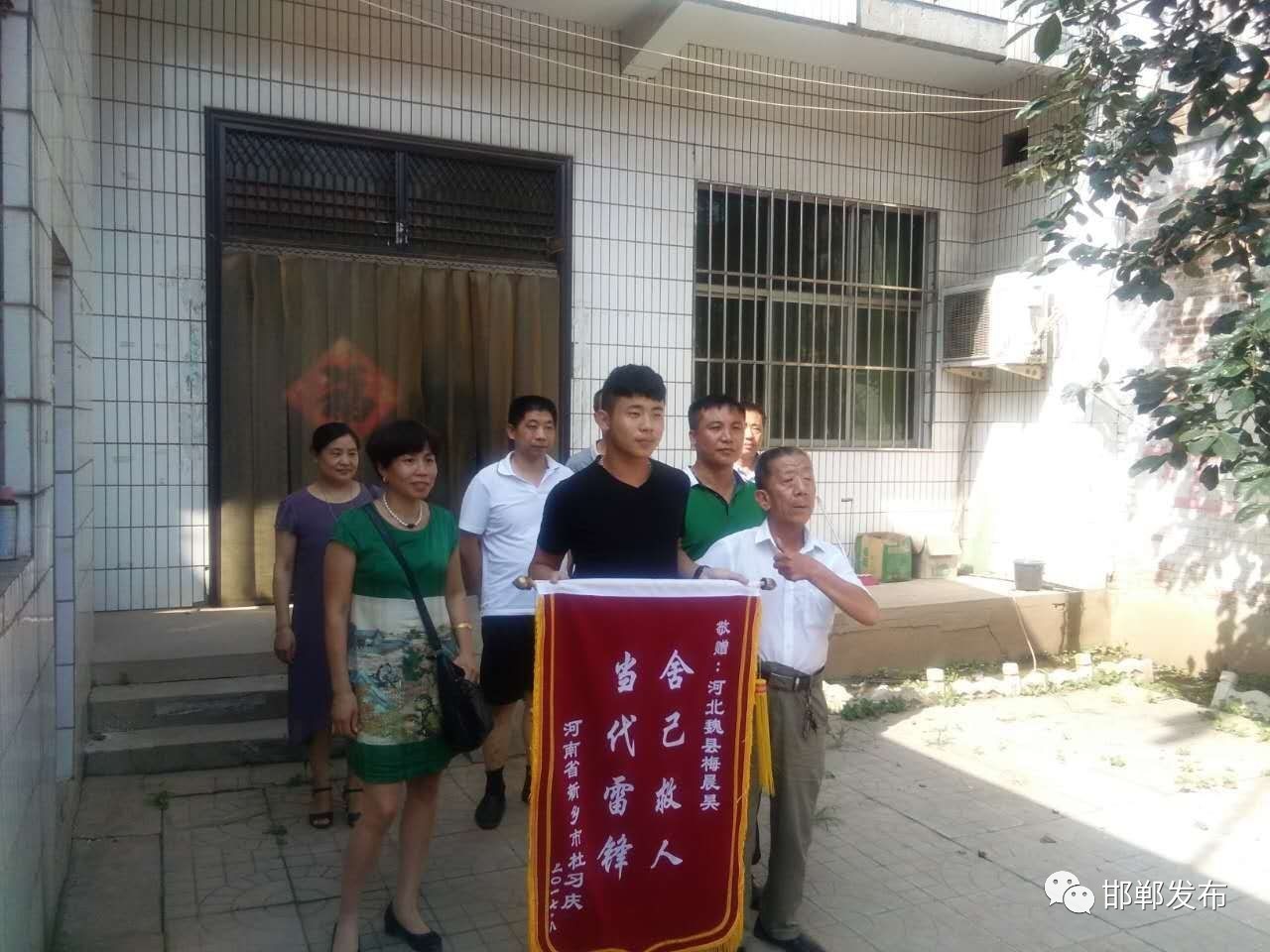 魏县小伙在河南做了这件事两天后有人拿着锦旗登门