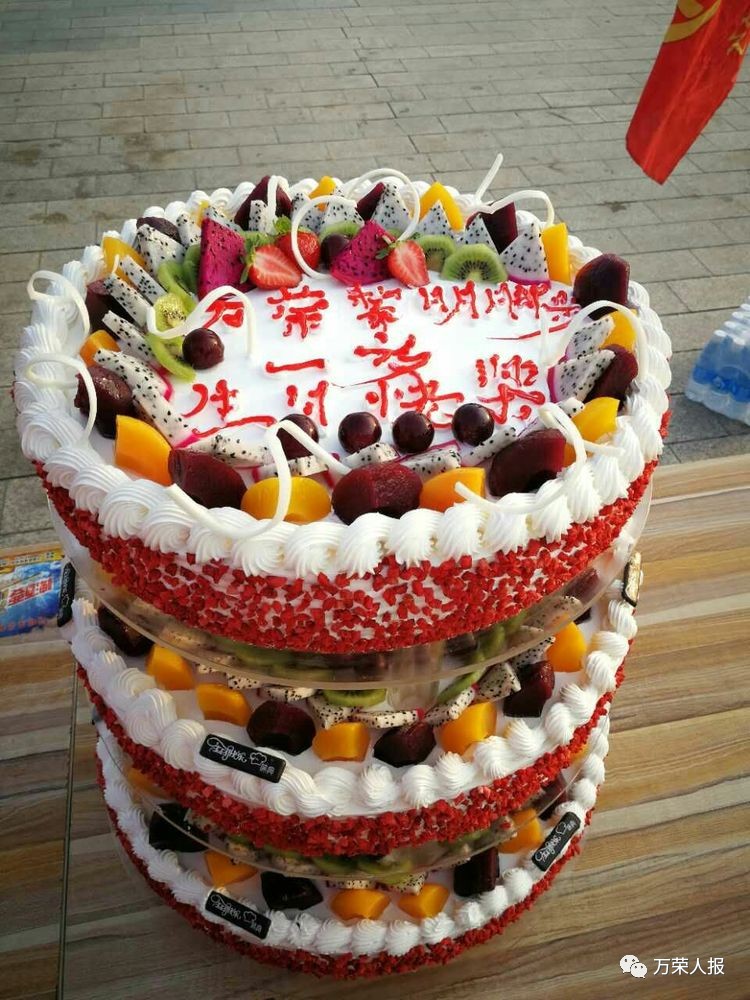 感谢黎亲郑晓荣和郭伟娜提供的周年蛋糕,感谢一年来为跑团做出无私