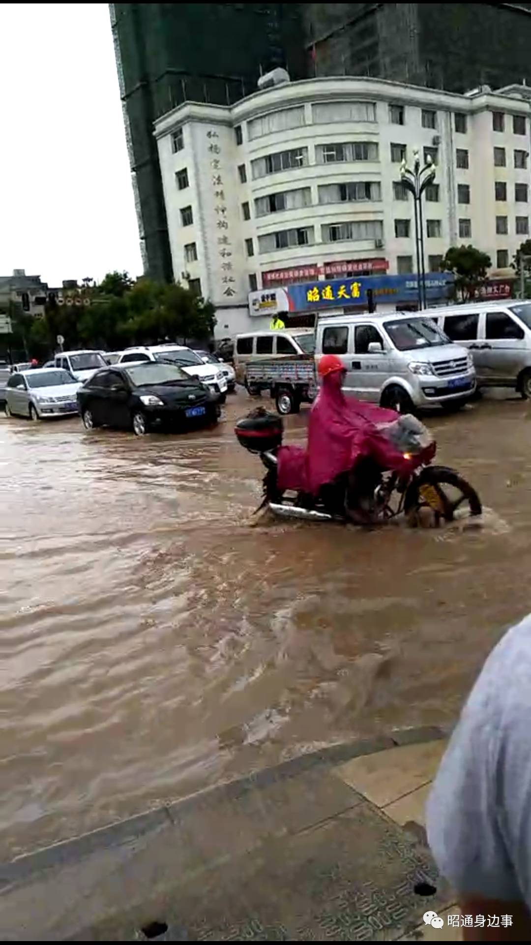 昭通昭阳区凤霞路街女图片