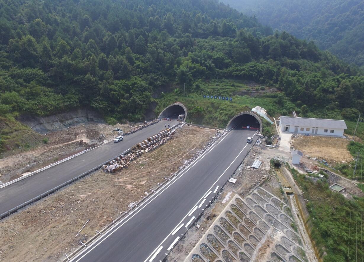 口华蓥山隧道实景图渝广高速作为重庆主城至四川广安重要的高速路段