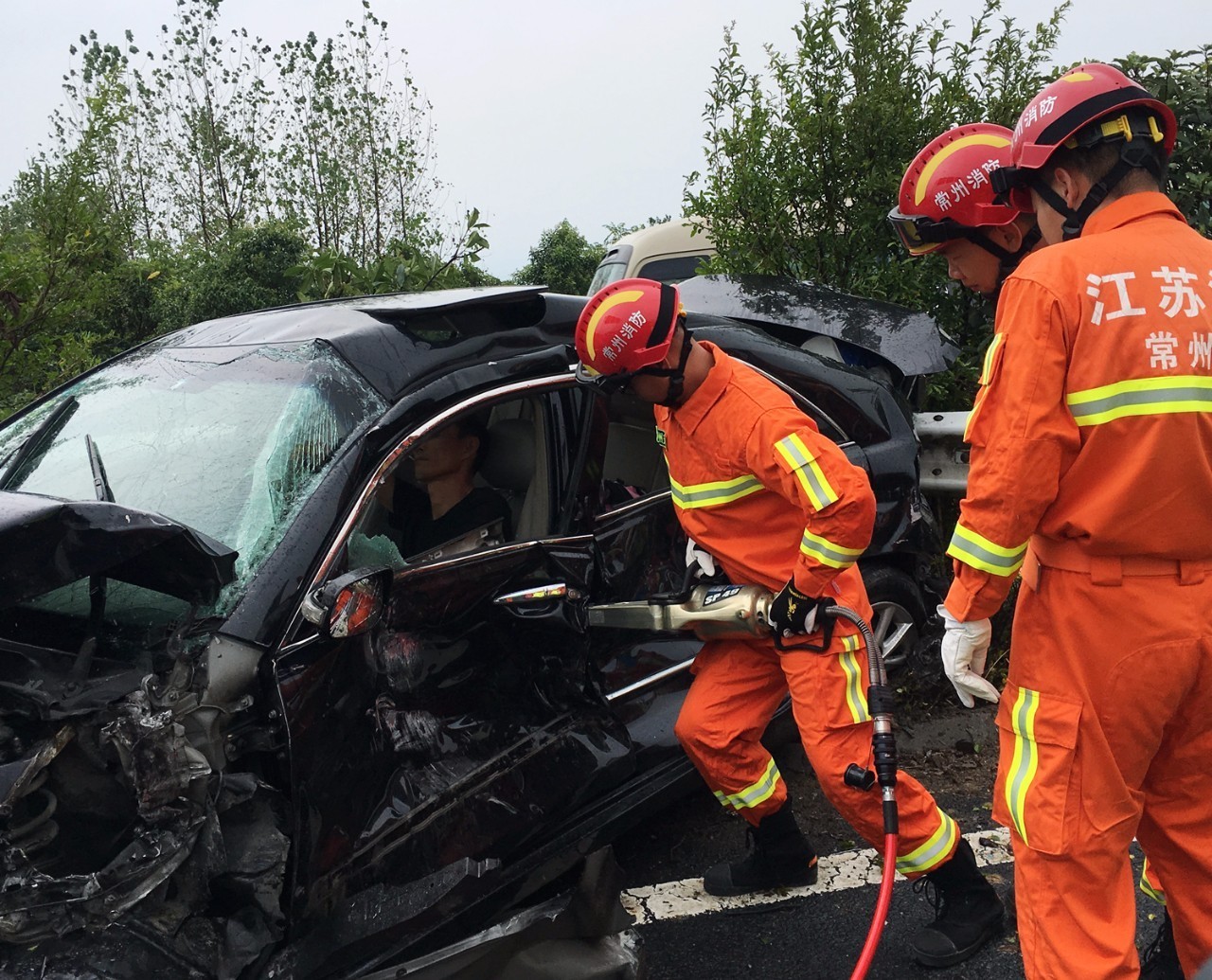 【警示】高速突發車禍 雨天駕駛需謹慎!