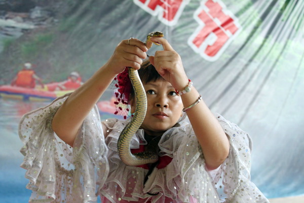 女小矮人与花蛇相依为命,在广东景区表演人蛇共舞