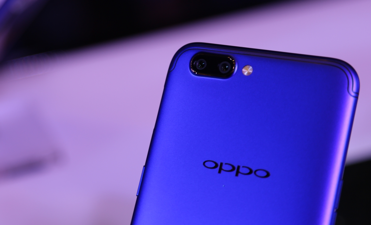 红,蓝撞色的视觉盛宴—oppo r11巴萨限量版登场