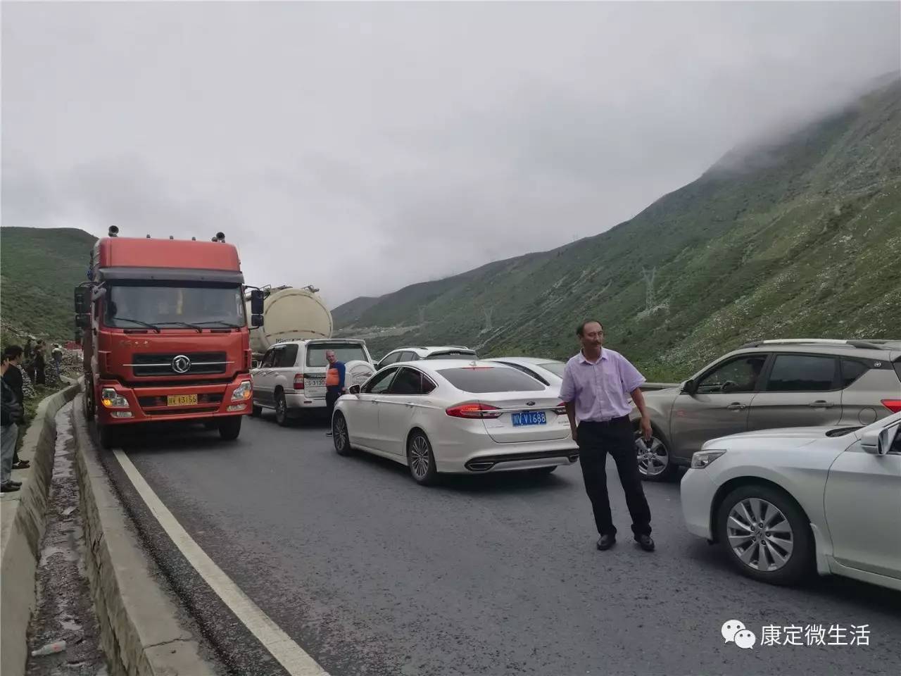 折多山因车祸造成堵车目测滞留几公里车流长龙