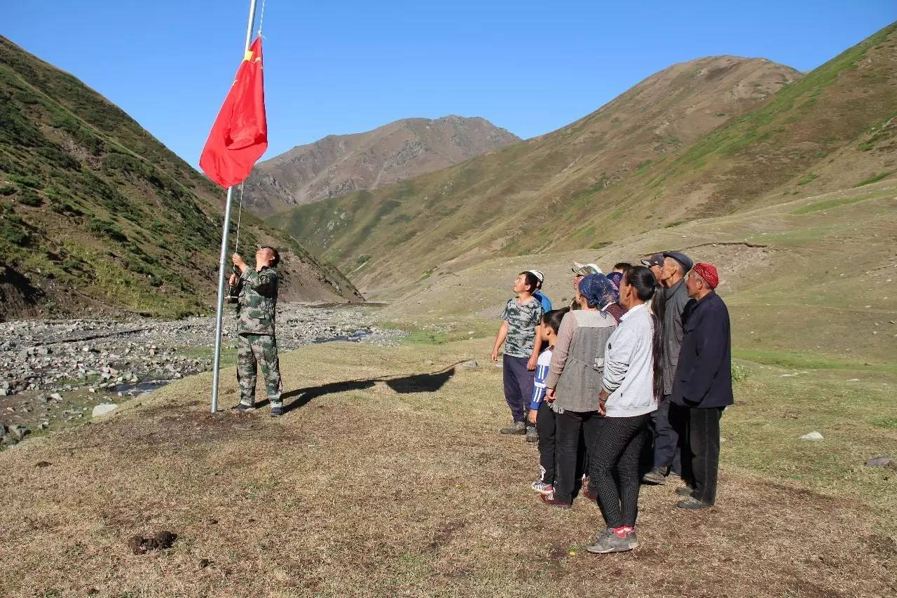 8月7日清晨,额敏县郊区乡锡伯特村夏牧场里,一面鲜艳的五星红旗迎着