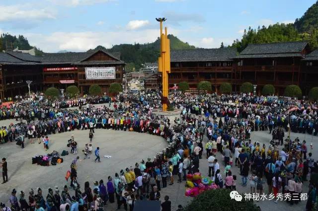 位於三都水族自治縣縣城北部,距普安鎮政府所在地及貴廣高鐵三都縣站