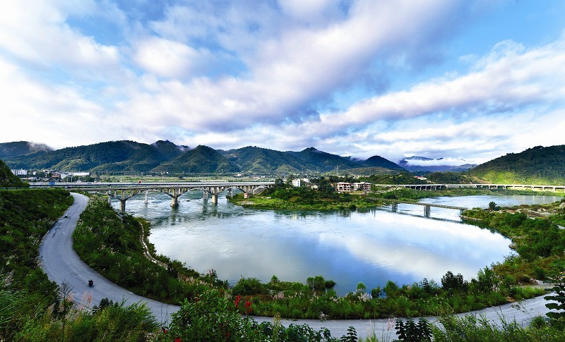 楚山漢水靈秀地,魅力十堰中國城,湖工學子為你助力