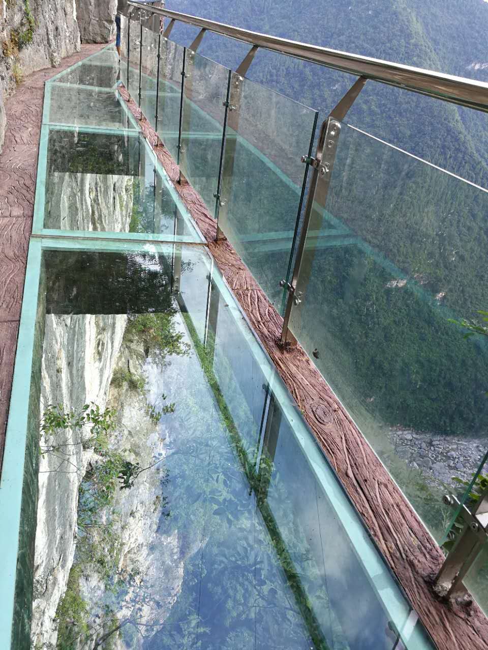 鲤鱼坝玻璃栈道图片