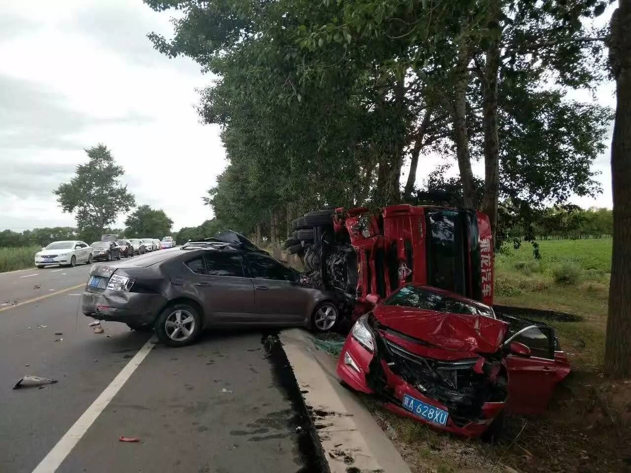 突發!張家口發生嚴重交通事故,兩人當場死亡,三車損毀嚴重