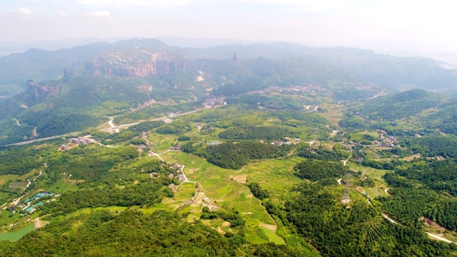 滥田湖村全景滥田湖村,地处温岭市西南角,是台州市的南大门,104国道穿