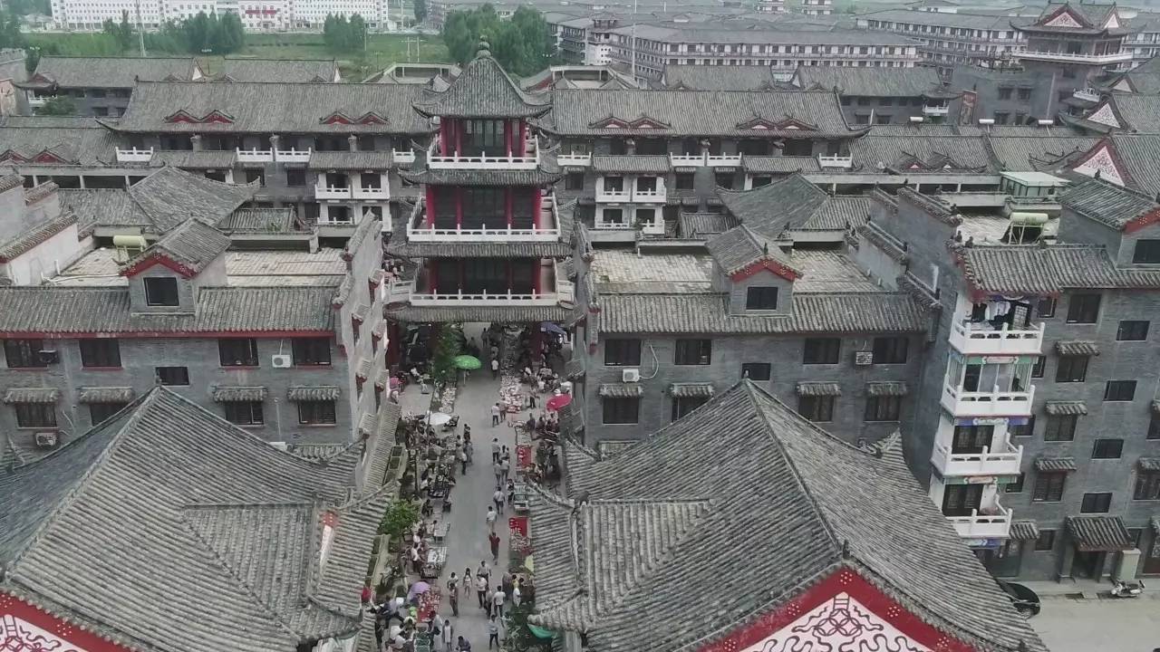 項目地址:河南省鎮平縣石佛寺鎮國際玉城垂詢電話:0377-65818888/99