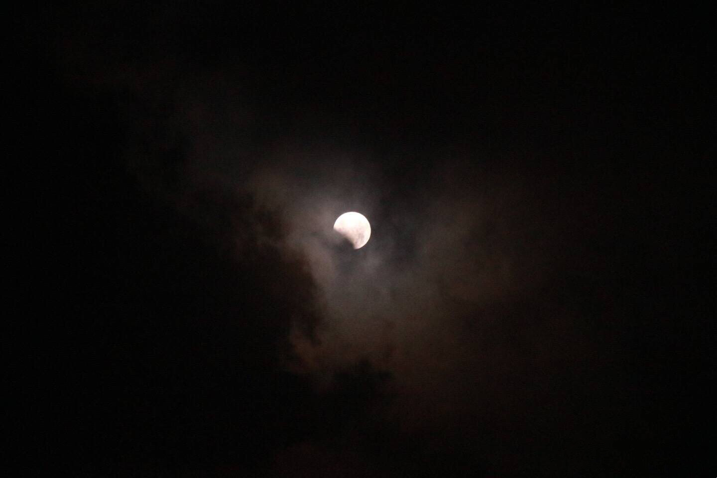 月亮孤独寂寞图片图片