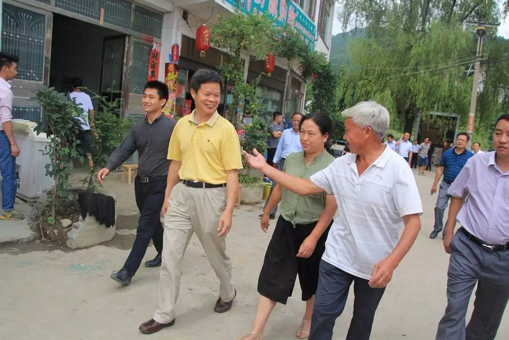 刘显达主持座谈会,督导组听取了县长陈萍和县水务局,大山乡,光华村