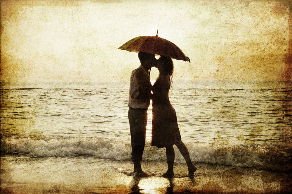 情侣共撑一把伞的图片图片