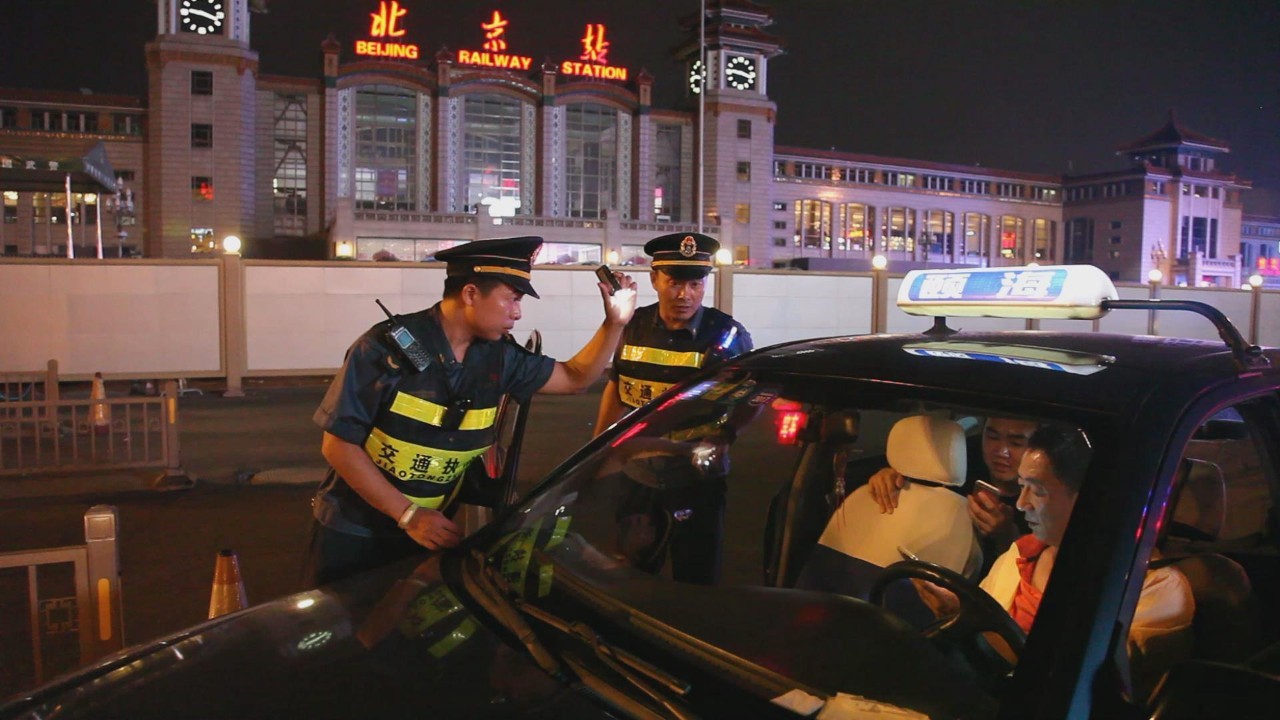 【交通看点】北京市交通执法总队夜查交通运输违法违章行为