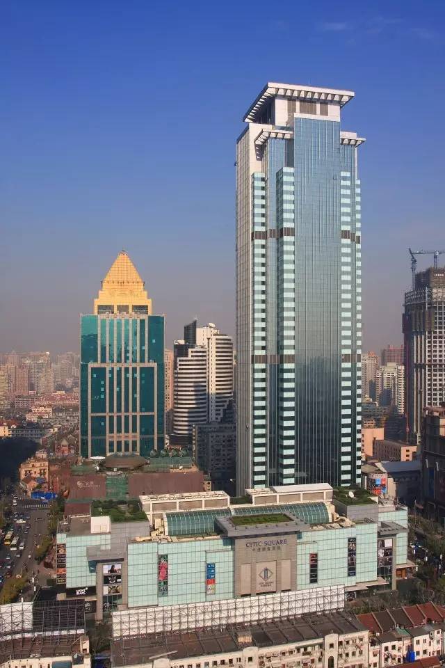 2001年,南京西路商圈建設結出碩果,中信泰富廣場,恆隆廣場(一期)竣工