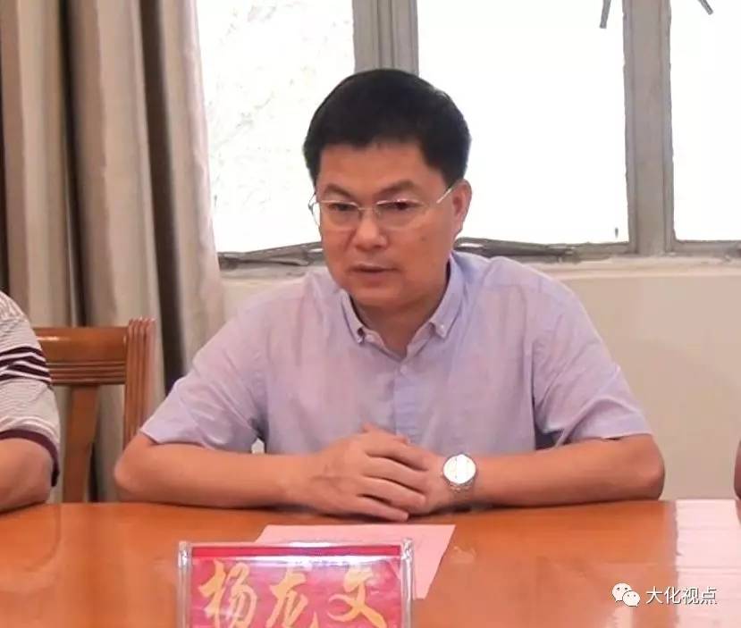 县委书记杨龙文,县长韦萧强为指挥部揭牌