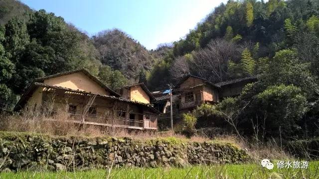 新湾乡回坑村是一个古香古色的原生态小山村,有保存完好的绣花楼和