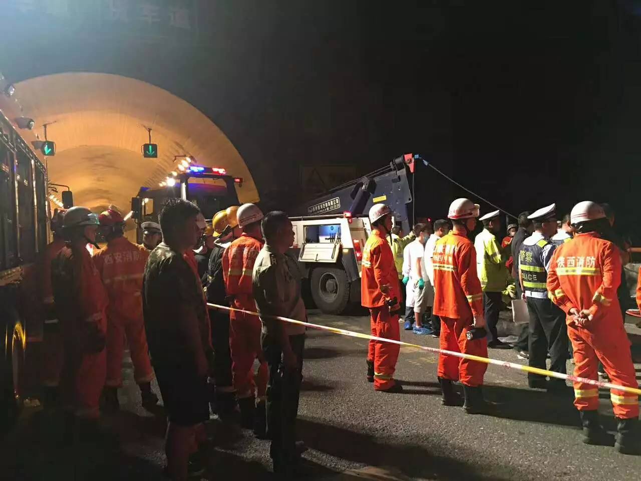 秦岭隧道特大交通事故图片