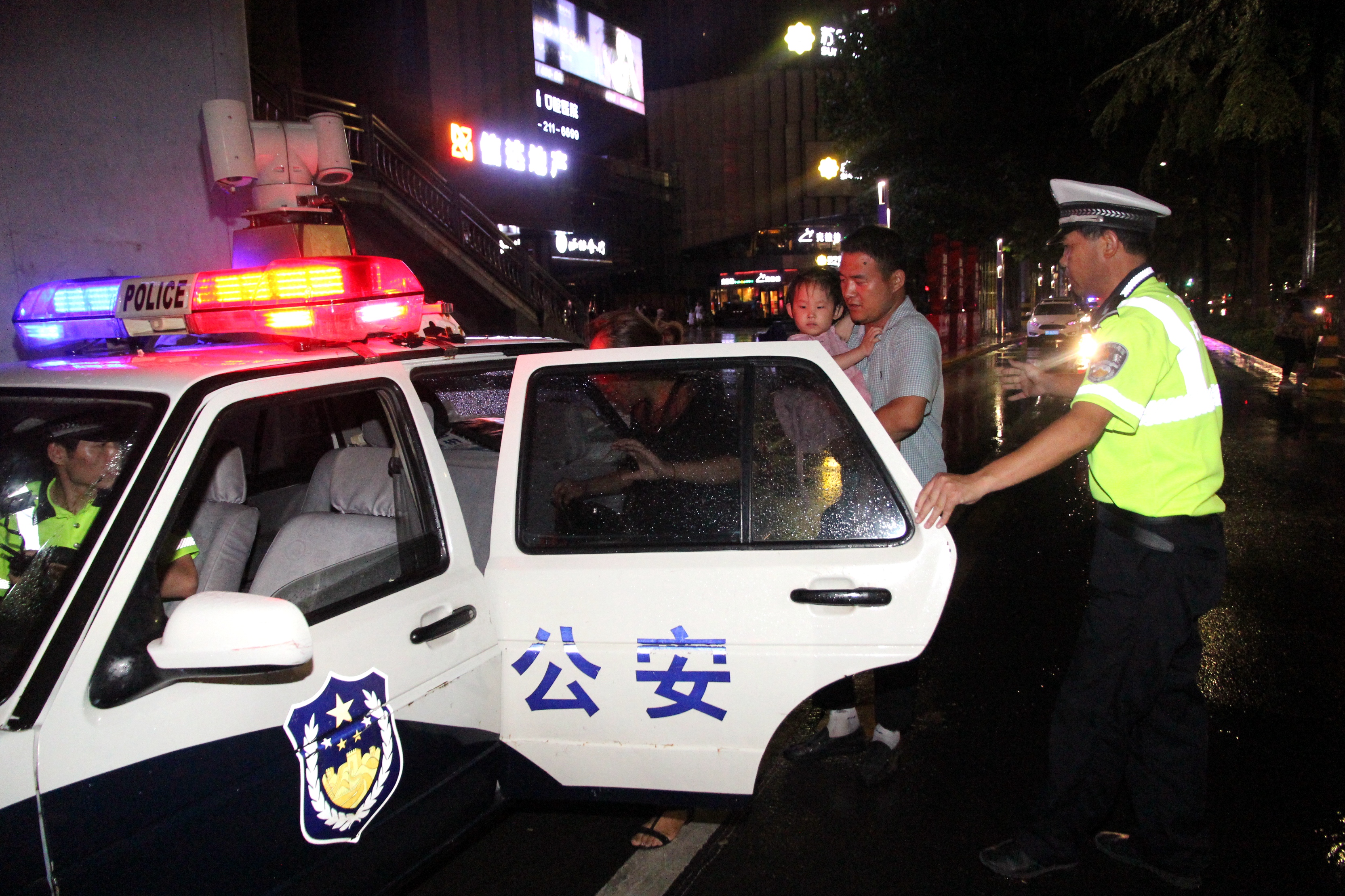 警车出警照片图片