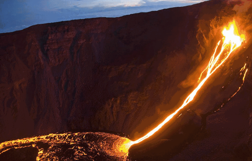 处瞬间变成荒芜,看滚烫的红色岩浆沿山坡直奔而下,她曾在富尔奈斯火山