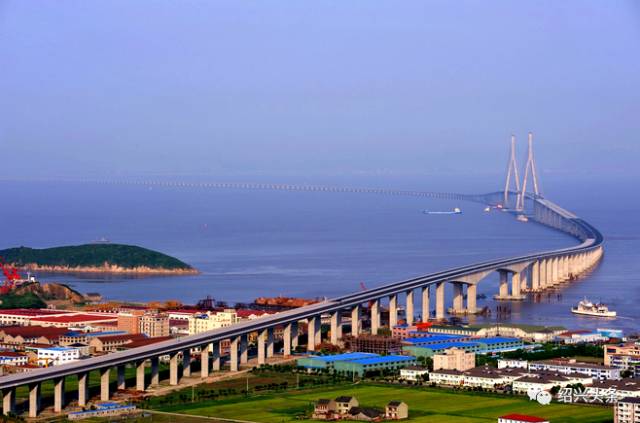 與嘉紹大橋,杭州灣跨海大橋,舟山連島工程金塘大橋相接,在開車的同時