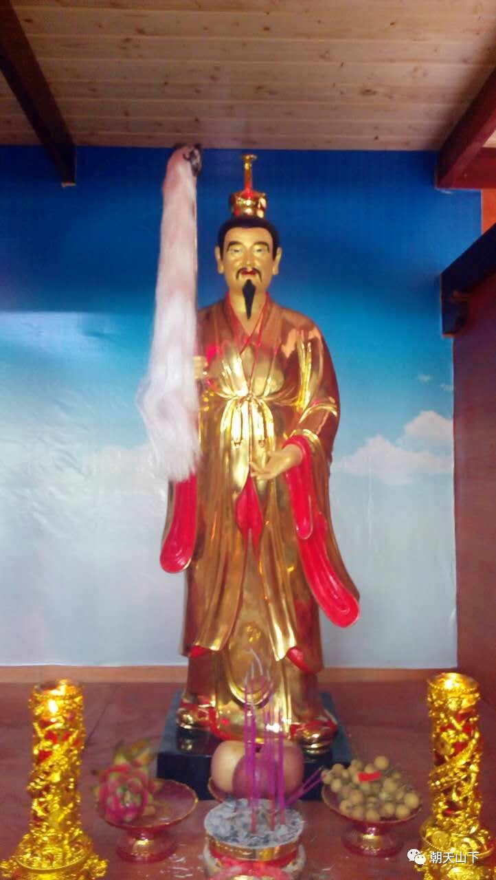 首尊站立式惠泽尊王神像坐落于福州叶公堂