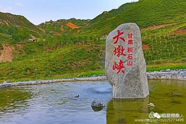 该桥坐落于积石山县大河家镇大墩峡大峡谷景区,桥身采用特殊玻璃契合