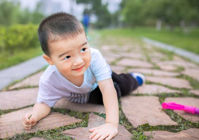 孩子摔倒了,千萬別再說這句話了,否則影響孩子一生.