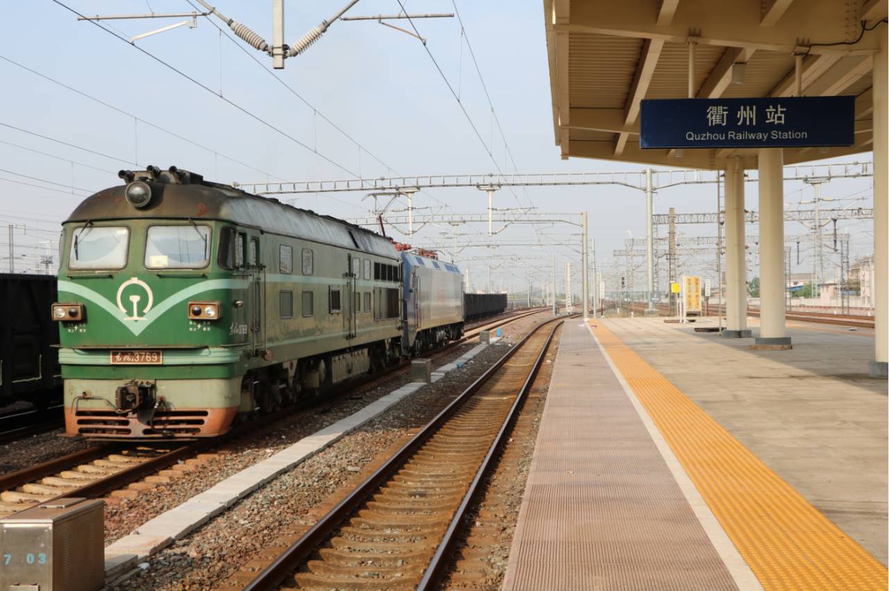 衢州火车站站台图片