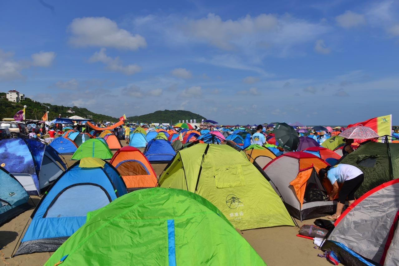 金沙灘景區海中波緩浪輕,岸上沙質細膩,是目前珠海市最大的海濱浴場.