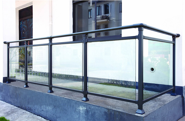 阳台玻璃护栏是否安全如何保养