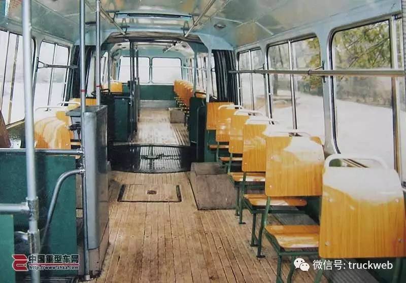 从仅有的一张车内照片中可以看到,cq680使用当时公交车常用的木质座椅