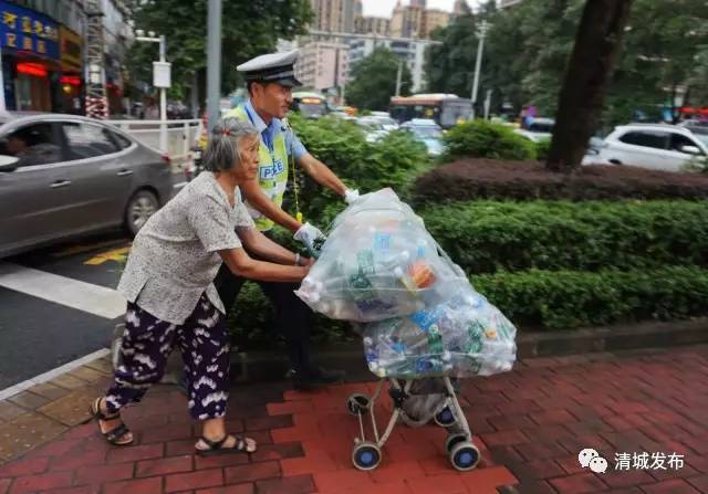 (圖丨助人為樂好警察,拍於市區人民路.作者:陳永彤.)(圖丨馬路綠衣.