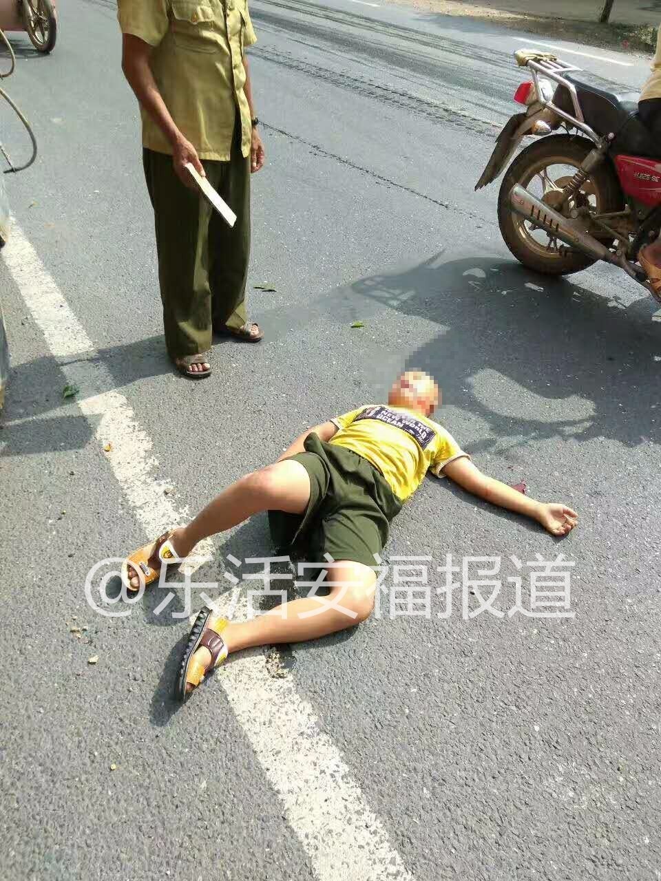 安福枫田一大货车撞上男孩,小男孩倒地口吐鲜血!