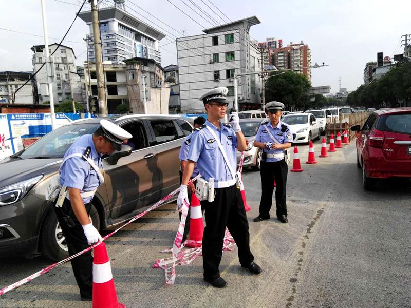 民警在國土資源局路口設置警戒帶