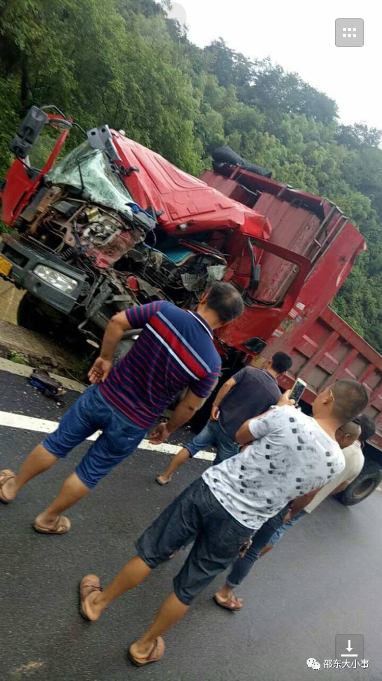 今天上午9点多,八老公路邵东佘田桥沙坪路段发生一起交通事故,一辆