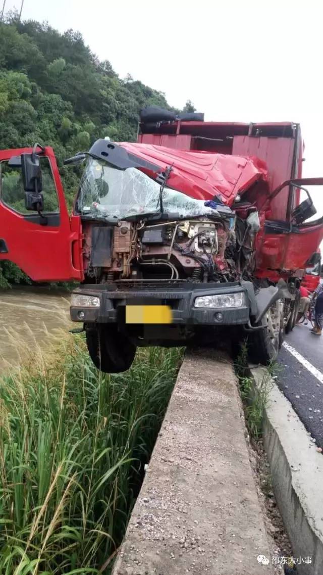 邵东八老公路发生惨烈车祸,现场吓人!