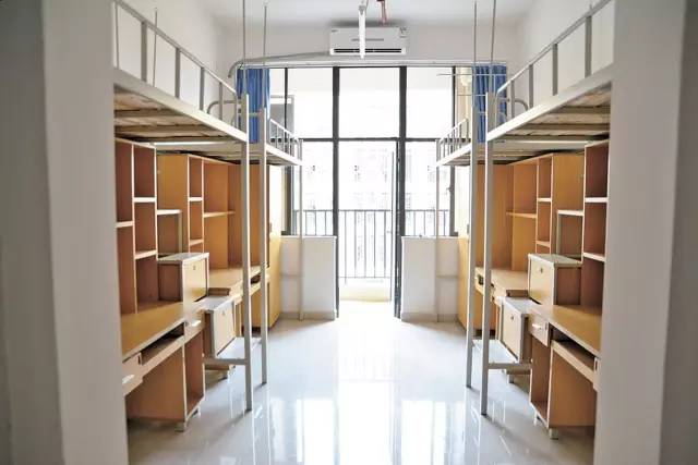 是广州大学城唯一宿舍配置电梯的学校!广中医的阳台大得可以