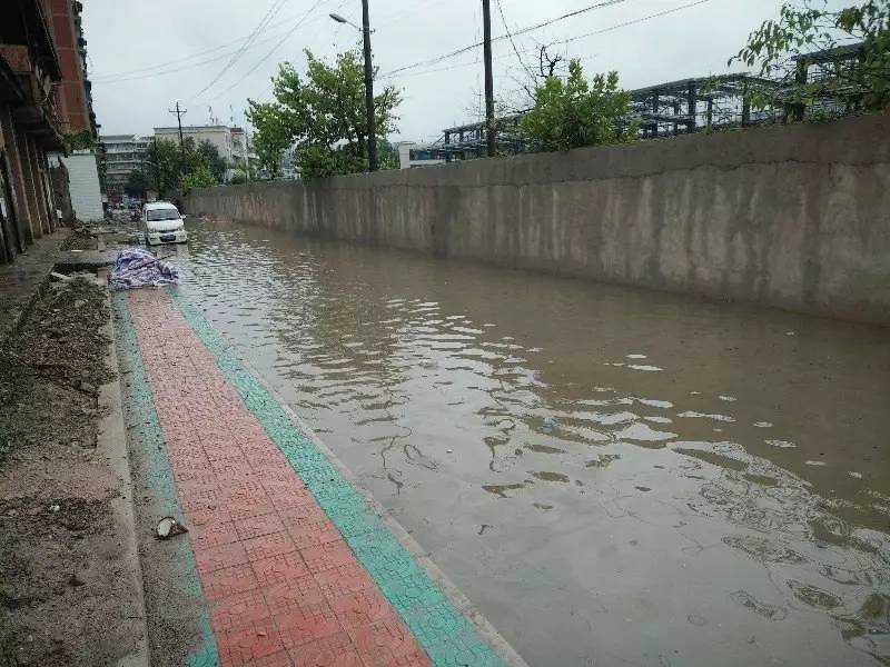 【微友吐槽】凱里火車站貨場後面一下雨就嚴重積水,居民出行困難