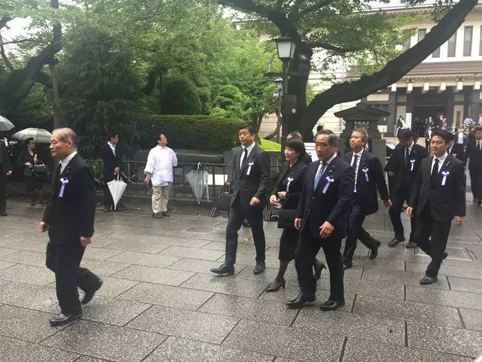 日本自民黨第一副幹事長小泉進次郎進入靖國神社參拜