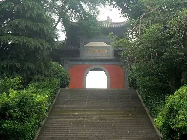 在那裡有一座國家級的風景區霸王祠,關於它還有一段傳說,相傳,很久之