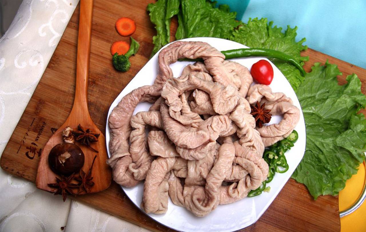 事实上,处理洗净的猪大肠做出来是别有一番风味的,例如爆炒猪大肠,碳