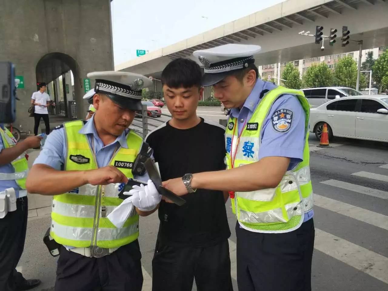 緝查布控顯神威--交警執法直播