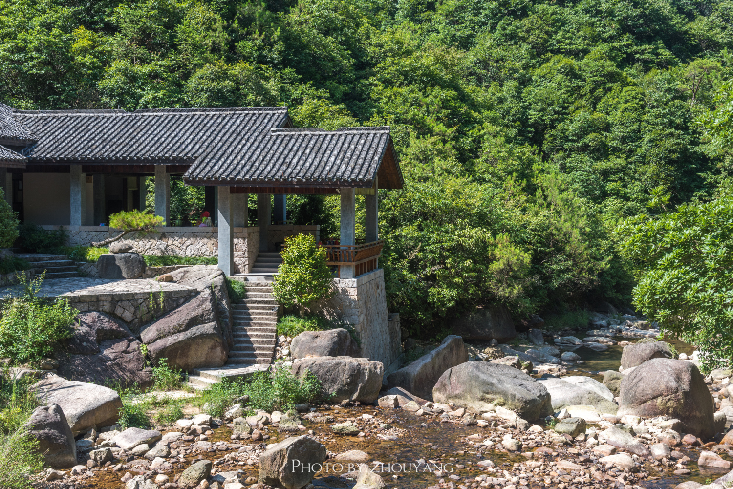 從天台山遊客中心到石樑飛瀑雖然只有20多公里的路程,但是一路蜿蜒