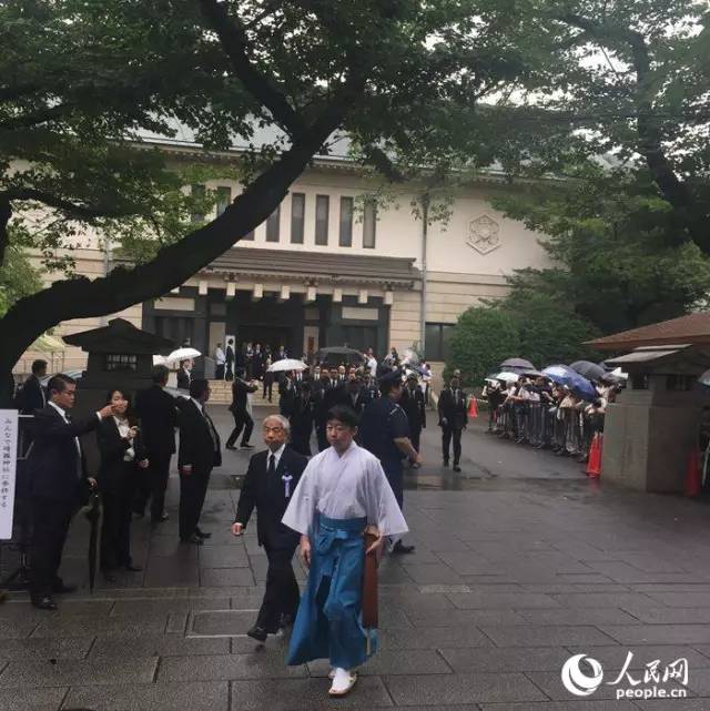 日本自民黨第一副幹事長小泉進次郎進入靖國神社參拜