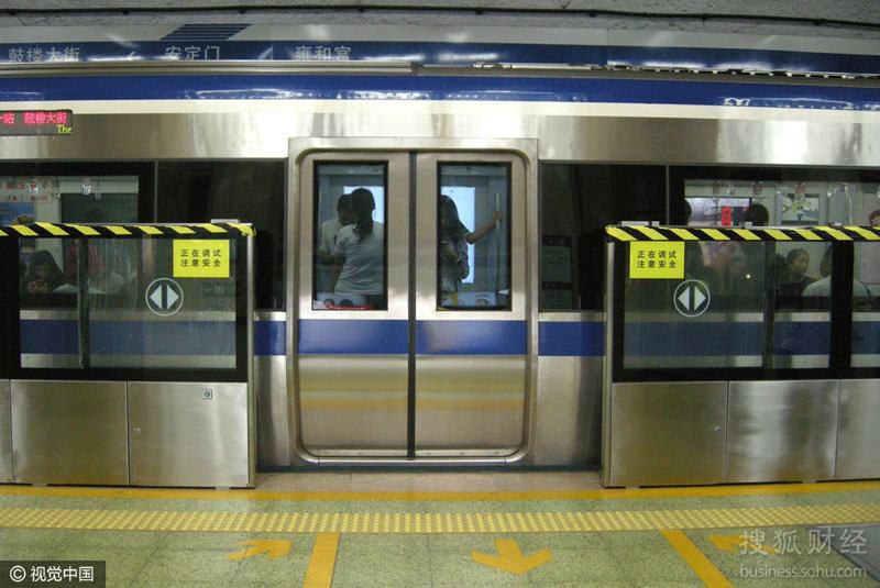 昨日,北京地铁发布消息称,地铁2号线前门站,崇文门站站台门将于8月20