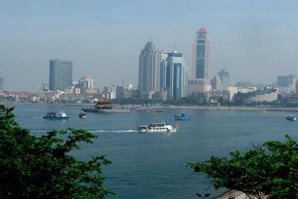 而其中主要景點有棧橋,魯迅公園,小青島,小魚山,匯泉廣場和海水浴場